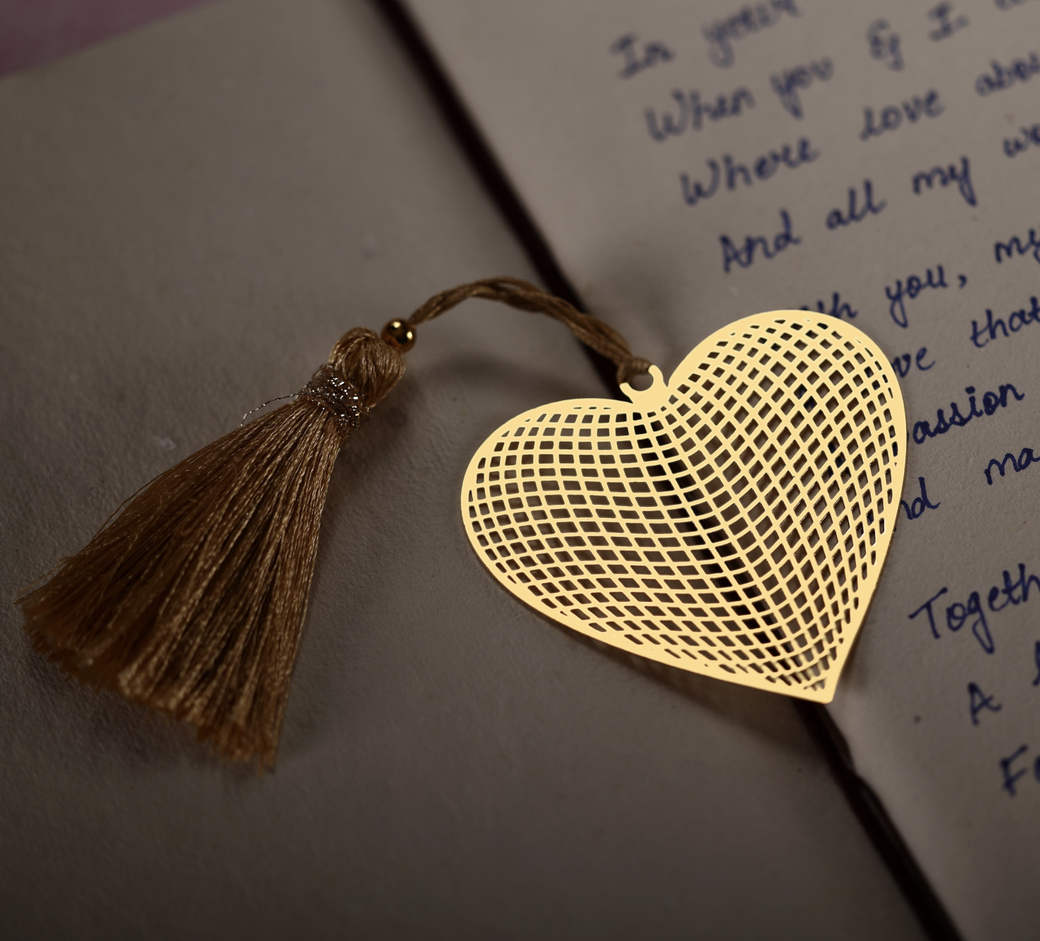 Heart Love Brass Metal Bookmark , Hollow Bookmarks for Reading Enthusiasts and Gifting, Bookmark Gift Valentine's Day Appreciation Gifts